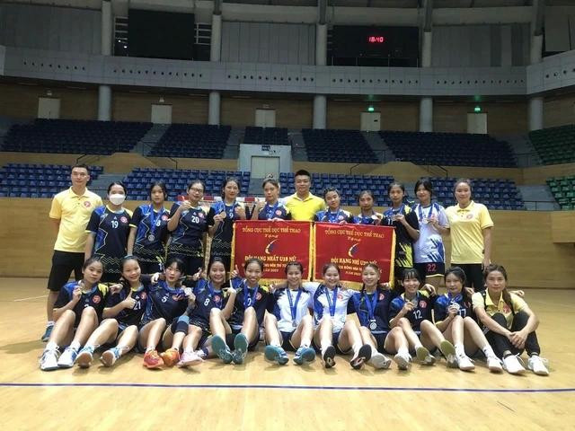 Thời gian ông Nguyễn Thái Hòa (áo vàng, đứng giữa) làm HLV đội bóng ném nữ Bình Định. Ảnh TL