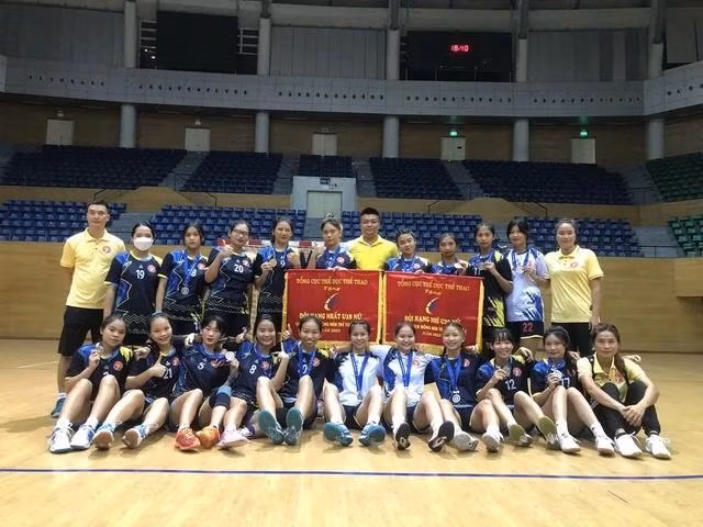 Thời gian ông Nguyễn Thái Hòa (áo vàng, đứng giữa) làm HLV đội bóng ném nữ Bình Định. Ảnh TL