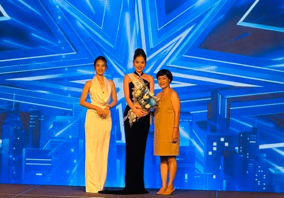 Trao sash dự thi cho thí sinh Lệ Nam (Tiền Giang)