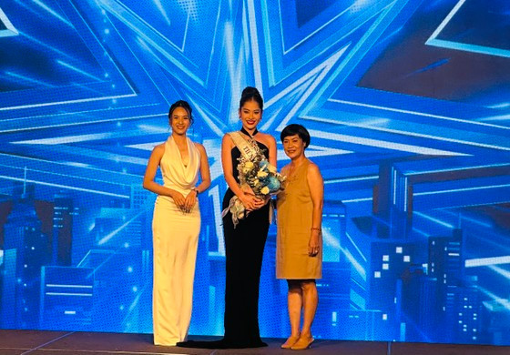 Trao sash dự thi cho thí sinh Lệ Nam (Tiền Giang)