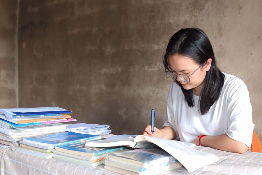 Nữ sinh Nguyễn Khánh Linh luôn xếp loại giỏi về kết quả học tập và nhiều năm liền, Linh là học sinh giỏi cấp huyện, cấp tỉnh môn Địa lý