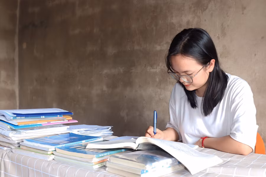 Nữ sinh Nguyễn Khánh Linh luôn xếp loại giỏi về kết quả học tập và nhiều năm liền, Linh là học sinh giỏi cấp huyện, cấp tỉnh môn Địa lý