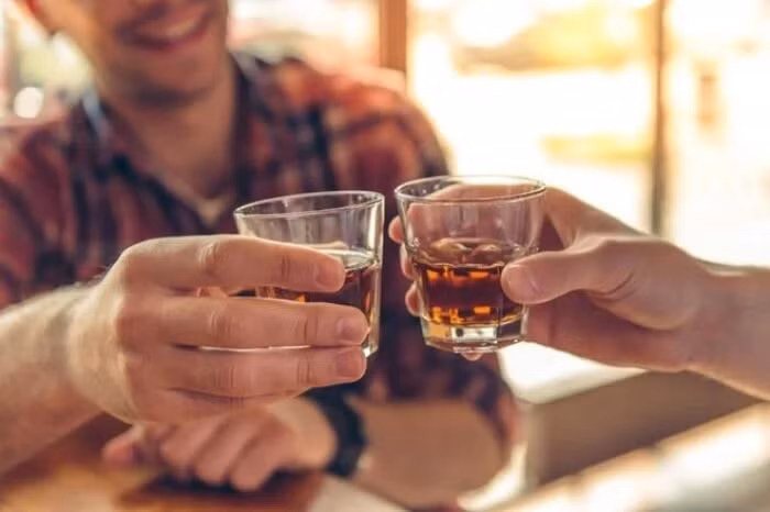 Một đơn vị cồn tương đương với 2/3 chai, lon bia 330 ml. (Ảnh minh hoạ)