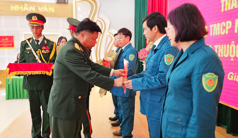 Trao quyết định bổ nhiệm các chức danh của Ban CHQS Ngân hàng Vietcombank Chi nhánh Gia Lai. Ảnh: Bá Bính Trao quyết định bổ nhiệm các chức danh của Ban CHQS Ngân hàng Vietcombank Chi nhánh Gia Lai. Ảnh: Bá Bính