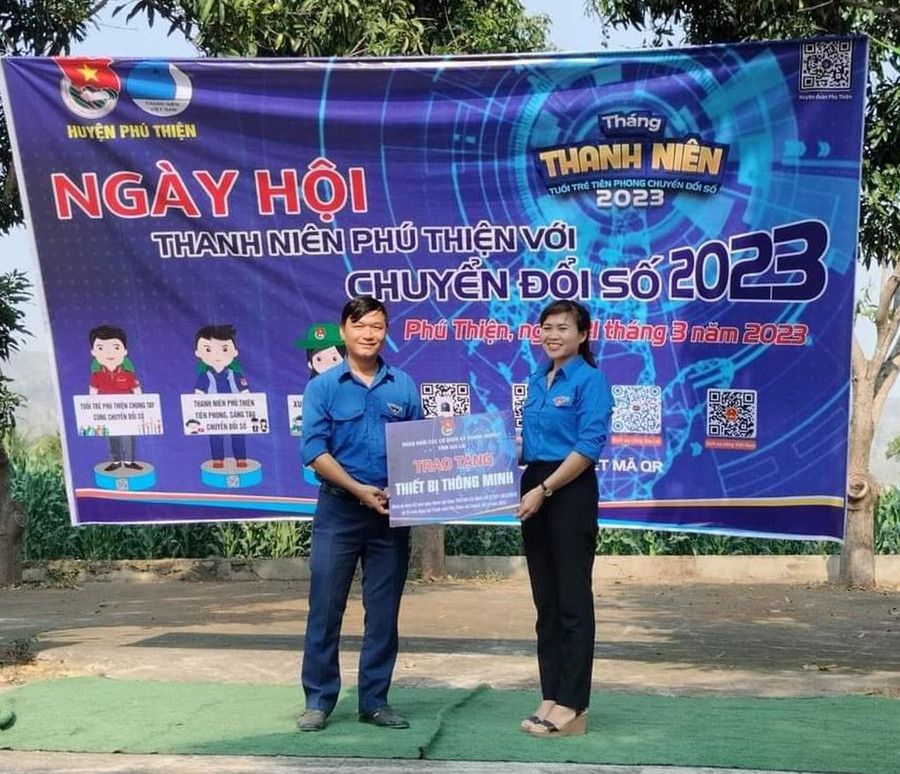 Đoàn xã Ayun Hạ phối hợp với Huyện Đoàn triển khai mô hình chuyển đổi số Thanh niên số hóa quảng bá du lịch Di tích lịch sử-văn hóa cấp quốc gia Plei Ơi. Ảnh: Vũ Chi Đoàn xã Ayun Hạ phối hợp với Huyện Đoàn triển khai mô hình chuyển đổi số Thanh niên số hóa quảng bá du lịch Di tích lịch sử-văn hóa cấp quốc gia Plei Ơi. Ảnh: Vũ Chi