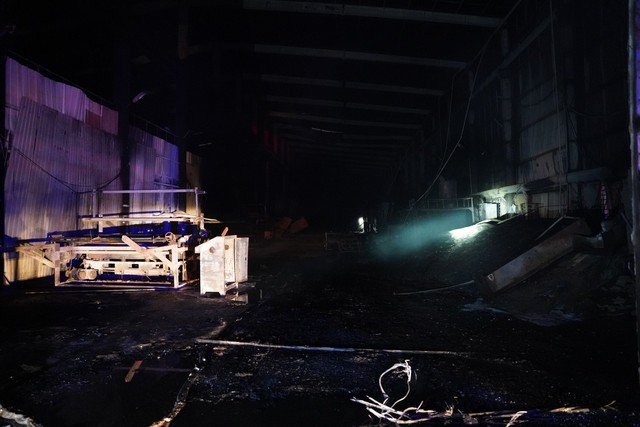 Nhiều tài sản bên trong nhà xưởng bị thiêu rụi.