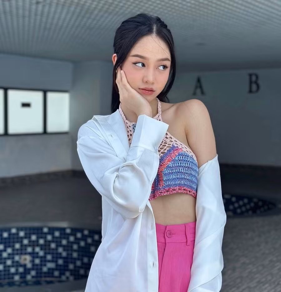 Để tránh nhàm chán, Thanh Thủy lựa chọn áo crop-top với chất liệu, kiểu dáng đa dạng. Đôi khi cô mặc crop-top kiểu len sợi, mang không khí nhiệt đới. Để tránh nhàm chán, Thanh Thủy lựa chọn áo crop-top với chất liệu, kiểu dáng đa dạng. Đôi khi cô mặc crop-top kiểu len sợi, mang không khí nhiệt đới.