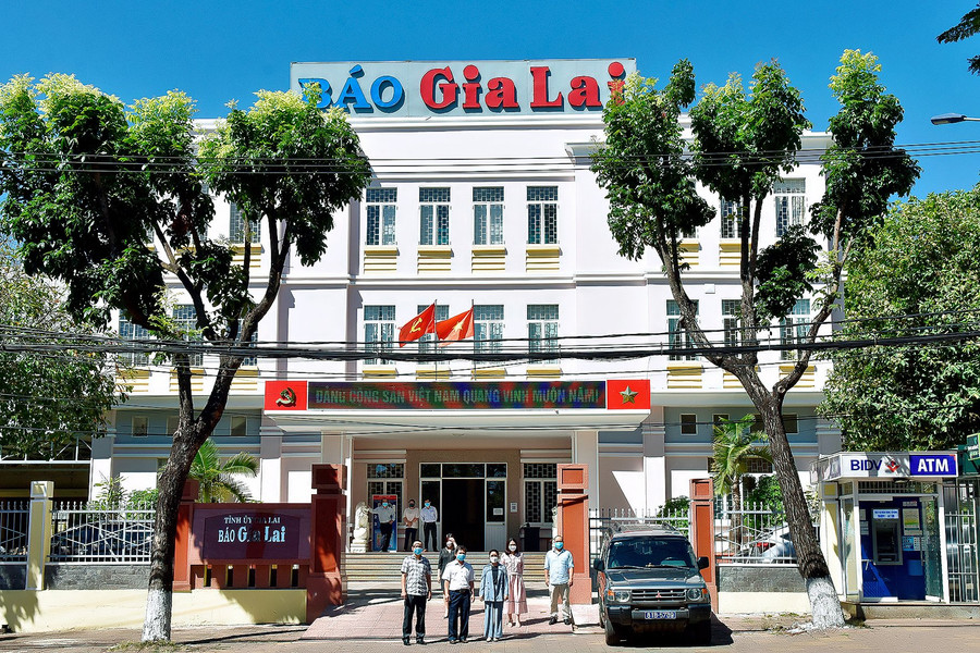 Báo Gia Lai là 1 trong số 24 cơ quan, đơn vị của tỉnh đứng chân trên địa bàn TP. Pleiku được công nhận đạt chuẩn văn hóa năm 2022. Ảnh: Đức Thụy Báo Gia Lai là 1 trong số 24 cơ quan, đơn vị của tỉnh đứng chân trên địa bàn TP. Pleiku được công nhận đạt chuẩn văn hóa năm 2022. Ảnh: Đức Thụy