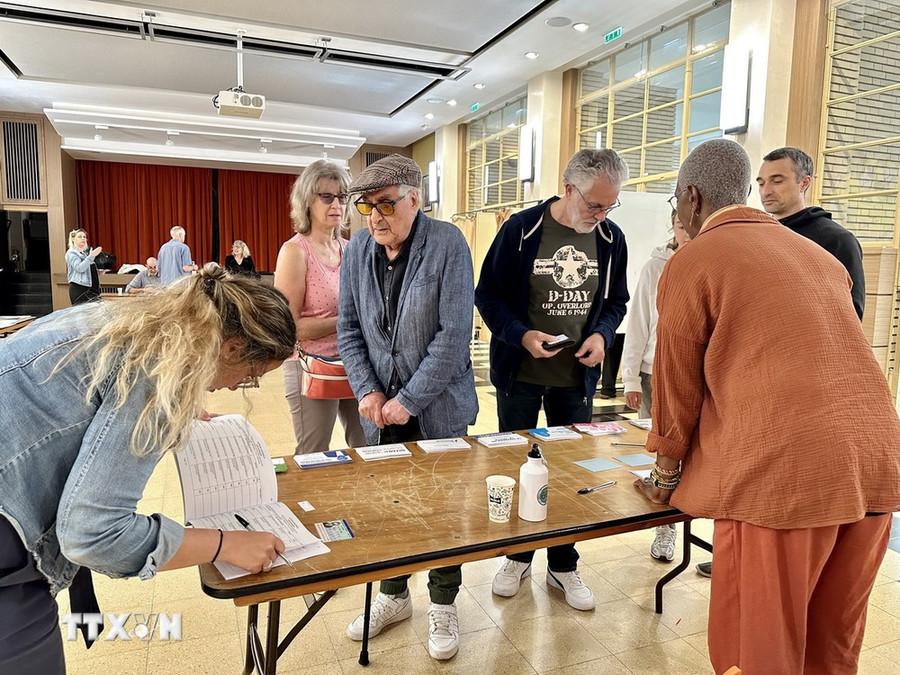 Người dân Pháp đi bầu cử Quốc hội. (Ảnh: Nguyễn Thu Hà/TTXVN) Người dân Pháp đi bầu cử Quốc hội. (Ảnh: Nguyễn Thu Hà/TTXVN)