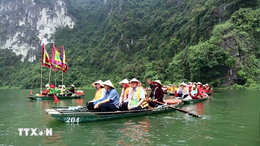 Du khách tham quan Khu Du lịch sinh thái Tràng An, tỉnh Ninh Bình. (Ảnh: Thùy Dung/TTXVN)
