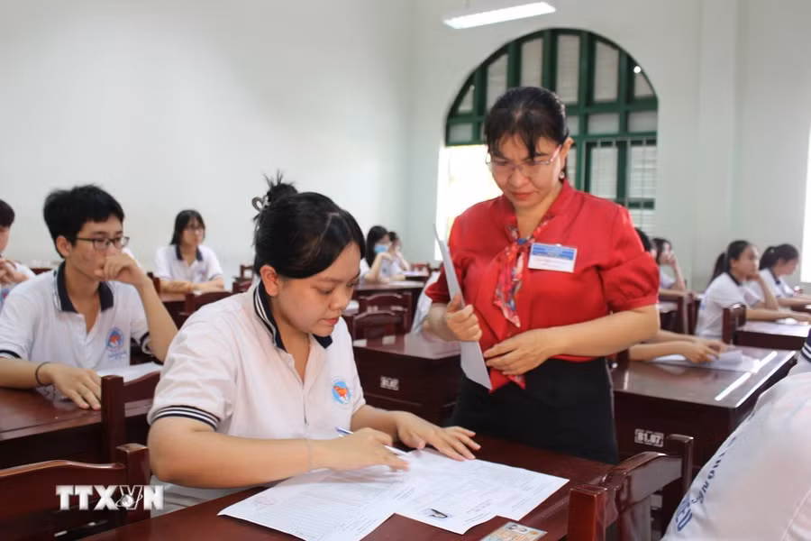 Thí sinh dự thi Tốt nghiệp Trung học phổ thông. (Ảnh: Hữu Chí/TTXVN)