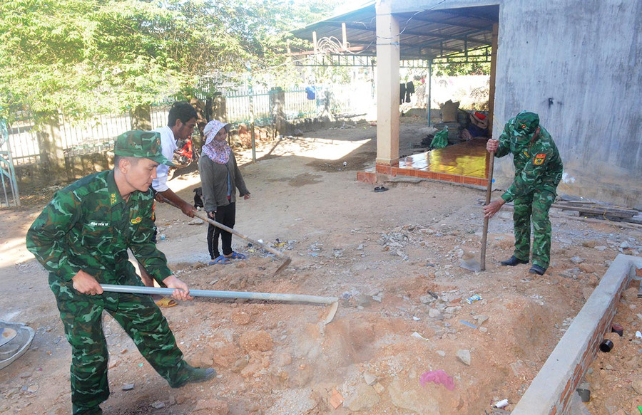 Bộ đội Biên phòng tỉnh giúp người dân xã Ia Púch (huyện Chư Prông) sửa chữa nhà ở. Ảnh: Vĩnh Hoàng Bộ đội Biên phòng tỉnh giúp người dân xã Ia Púch (huyện Chư Prông) sửa chữa nhà ở. Ảnh: Vĩnh Hoàng