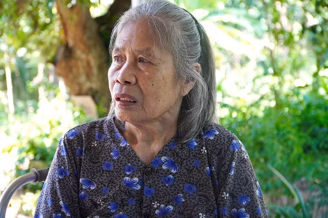 Nước mắt lăn dài trên mặt bà Phạm Thị Đương khi nhắc chuyện liệt sĩ Hải. Ảnh: Đức Nhật