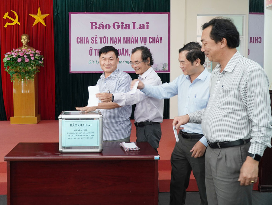 Ban Biên tập Báo Gia Lai ủng hộ, hỗ trợ đối với các nạn nhân trong vụ cháy. Ảnh: Đức Thụy