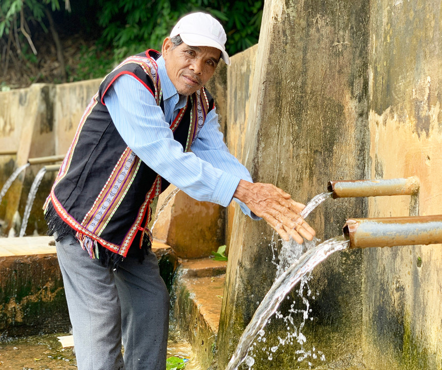 Già làng Dun bên giọt nước của làng. Ảnh: R'Ô HOK Già làng Dun bên giọt nước của làng. Ảnh: R'Ô HOK