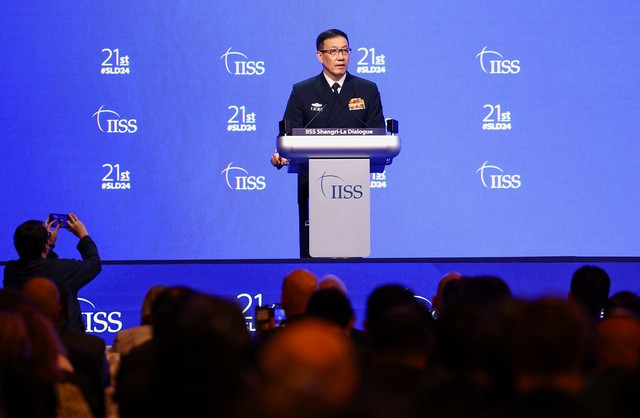 Bộ trưởng Quốc phòng Trung Quốc Đổng Quân phát biểu tại Đối thoại Shangri-La ở Singapore ngày 2-6. Ảnh: REUTERS Bộ trưởng Quốc phòng Trung Quốc Đổng Quân phát biểu tại Đối thoại Shangri-La ở Singapore ngày 2-6. Ảnh: REUTERS
