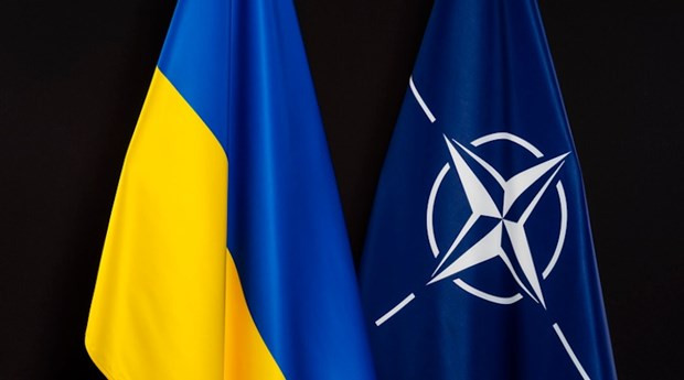 Cờ của Ukraine và NATO. (Nguồn: NATO)