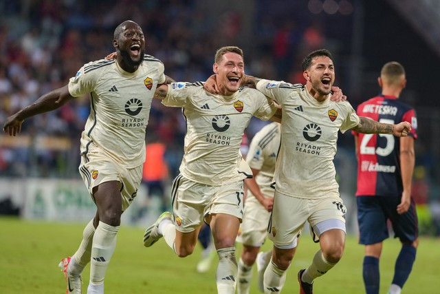 Barca hòa nhọc nhằn, Lukaku giúp HLV Mourinho thở phào nhẹ nhõm - Ảnh 3. Lukaku (trái) đã ghi bàn 6/7 trận gần nhất cho AS Roma. Ảnh: REUTERS