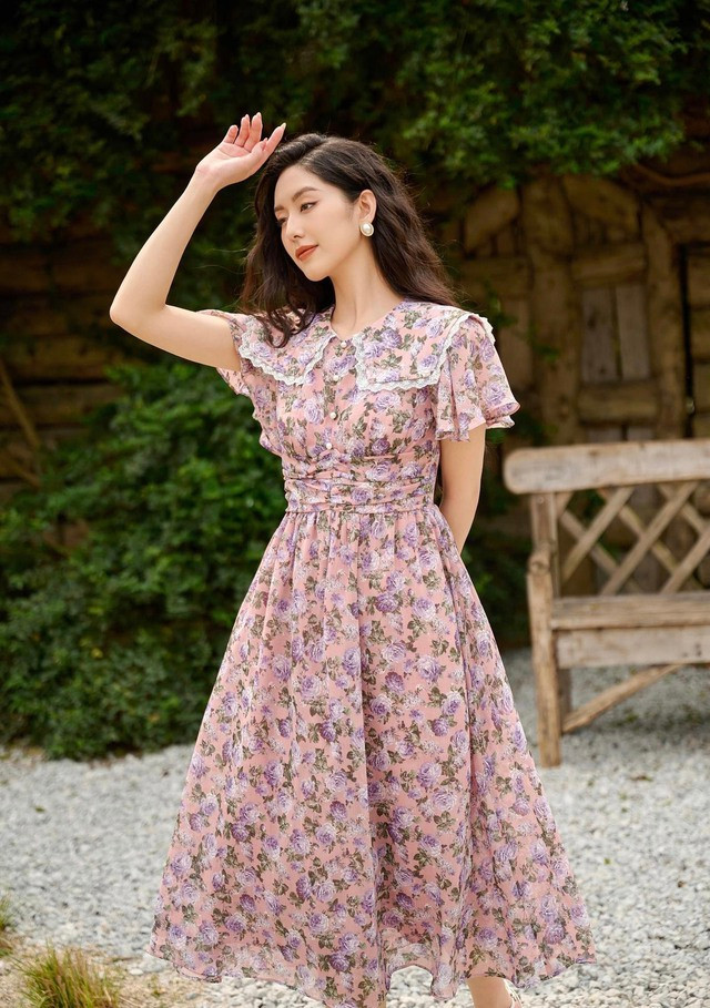 Là sự hòa hợp từ màu sắc đến họa tiết hoa lãng mạn, váy hoa hồng chiết eo với chất vải tơ gân nhẹ nhàng, bay bổng. Kiểu dáng trẻ trung, “hack tuổi” với phần cổ bèo phối ren tinh xảo. Tỉ mỉ trong từng điểm nhấn nơi hàng cúc ngọc hay đai thắt eo tôn dáng, chẳng cần số đo hoàn hảo, nàng vẫn xinh đẹp, yêu kiều hơn bao giờ hết khi diện thiết kế này. Là sự hòa hợp từ màu sắc đến họa tiết hoa lãng mạn, váy hoa hồng chiết eo với chất vải tơ gân nhẹ nhàng, bay bổng. Kiểu dáng trẻ trung, “hack tuổi” với phần cổ bèo phối ren tinh xảo. Tỉ mỉ trong từng điểm nhấn nơi hàng cúc ngọc hay đai thắt eo tôn dáng, chẳng cần số đo hoàn hảo, nàng vẫn xinh đẹp, yêu kiều hơn bao giờ hết khi diện thiết kế này.
