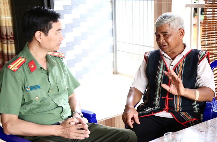 Bước về phía con đường sáng, ông Puih Hiơng (già làng Trol Đeng, thị trấn Chư Ty, huyện Đức Cơ) trở thành người có uy tín tiêu biểu, tích cực tuyên truyền giúp bà con không mắc mưu kẻ xấu. Ảnh: Nguyễn Hữu Bước về phía con đường sáng, ông Puih Hiơng (già làng Trol Đeng, thị trấn Chư Ty, huyện Đức Cơ) trở thành người có uy tín tiêu biểu, tích cực tuyên truyền giúp bà con không mắc mưu kẻ xấu. Ảnh: Nguyễn Hữu