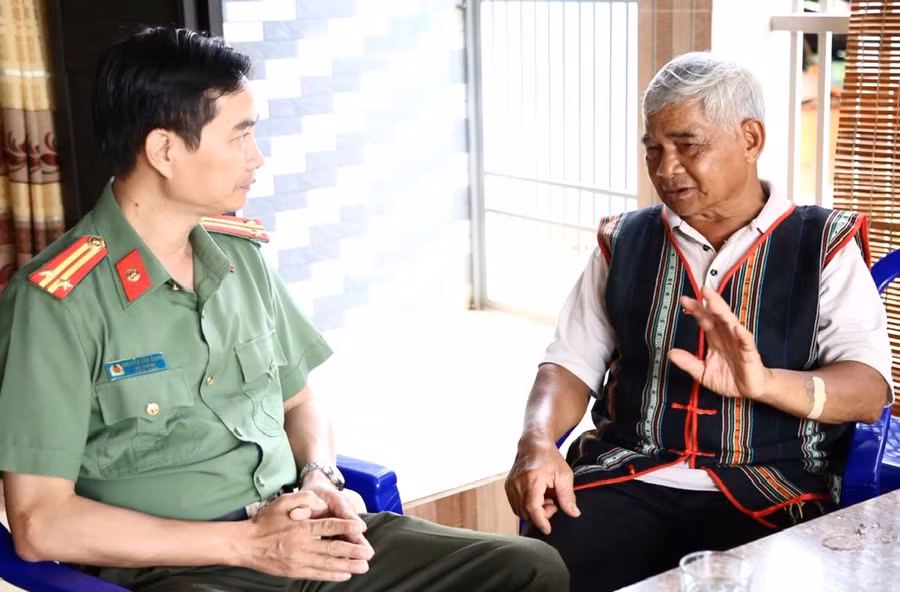 Bước về phía con đường sáng, ông Puih Hiơng (già làng Trol Đeng, thị trấn Chư Ty, huyện Đức Cơ) trở thành người có uy tín tiêu biểu, tích cực tuyên truyền giúp bà con không mắc mưu kẻ xấu. Ảnh: Nguyễn Hữu