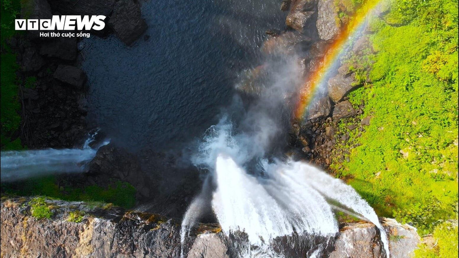 Âm thanh của nước, hòa cùng những thanh âm núi rừng thành bản nhạc say lòng người. Âm thanh của nước, hòa cùng những thanh âm núi rừng thành bản nhạc say lòng người.