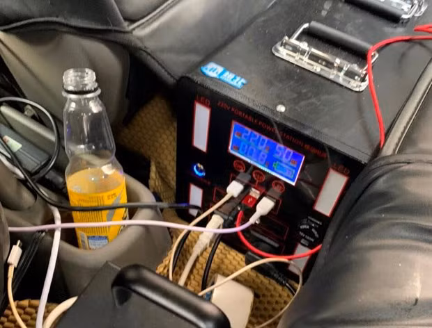 Ba đối tượng H.V.H, L.V.X (trú tại tỉnh Lạng Sơn) và N.V.T (trú tại tỉnh Bắc Giang) lắp đặt thiết bị giả lập trạm BTS để phát tán tin nhắn rác tại Bắc Ninh và Hà Nội. (Ảnh: Cục Tần số vô tuyến điện).