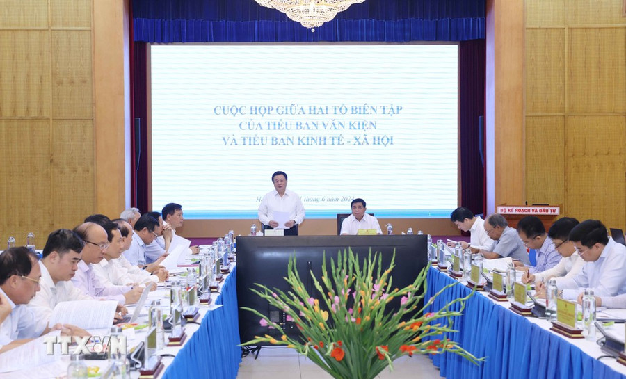 Cuộc họp giữa hai Tổ biên tập của Tiểu ban Văn kiện và Tiểu ban Kinh tế-Xã hội Đại hội XIV của Đảng. (Ảnh: Phương Hoa/TTXVN) Cuộc họp giữa hai Tổ biên tập của Tiểu ban Văn kiện và Tiểu ban Kinh tế-Xã hội Đại hội XIV của Đảng. (Ảnh: Phương Hoa/TTXVN)