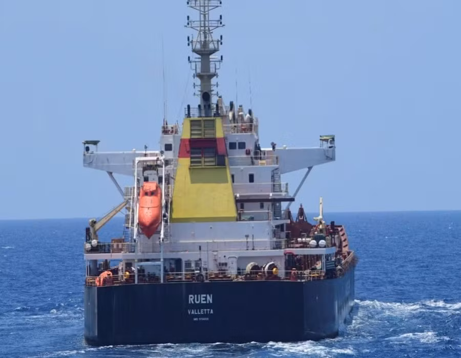 Tàu chở hàng Ruen bị cướp biển bắt giữ. (Ảnh: Reuters)