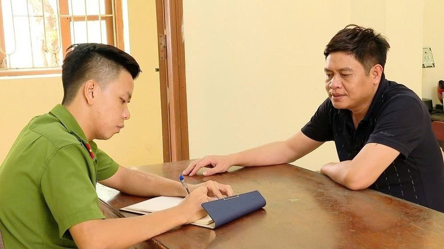 Đại diện Cơ quan Cảnh sát điều tra Công an TP Ninh Bình lấy lời khai của đối tượng Bùi Anh Tuấn Đại diện Cơ quan Cảnh sát điều tra Công an TP Ninh Bình lấy lời khai của đối tượng Bùi Anh Tuấn