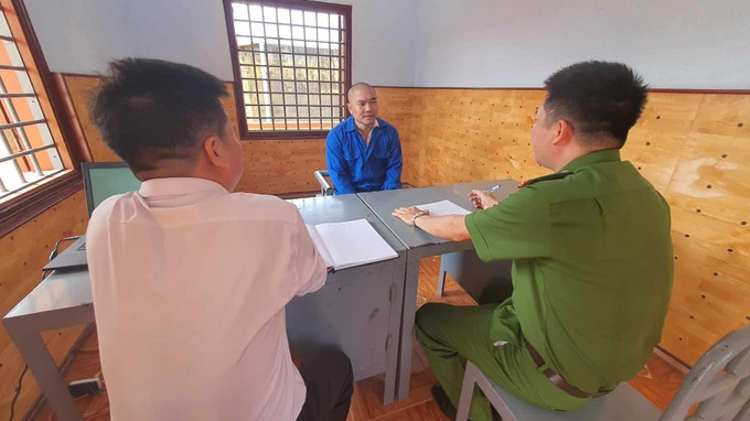 Cơ quan công an lấy lời khai của đối tượng Quyết.