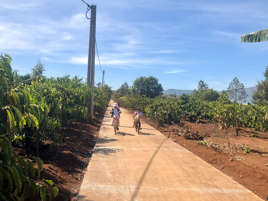 Đường bê tông nội làng Blúk Blui (xã Ia Ka) được bê tông hóa giúp người dân đi lại thuận lợi. Ảnh: L.N Đường bê tông nội làng Blúk Blui (xã Ia Ka) được bê tông hóa giúp người dân đi lại thuận lợi. Ảnh: L.N