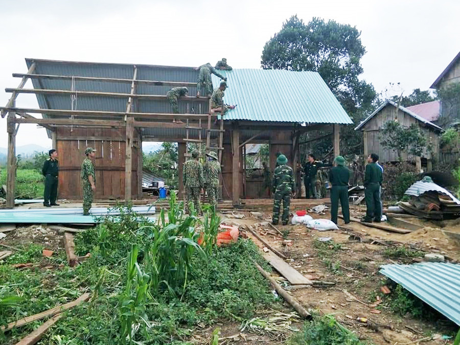 Lực lượng vũ trang huyện Kbang giúp nhân dân tại làng Kbông (xã Lơ Ku) xây dựng nhà ở. Ảnh: Hồng Ngọc