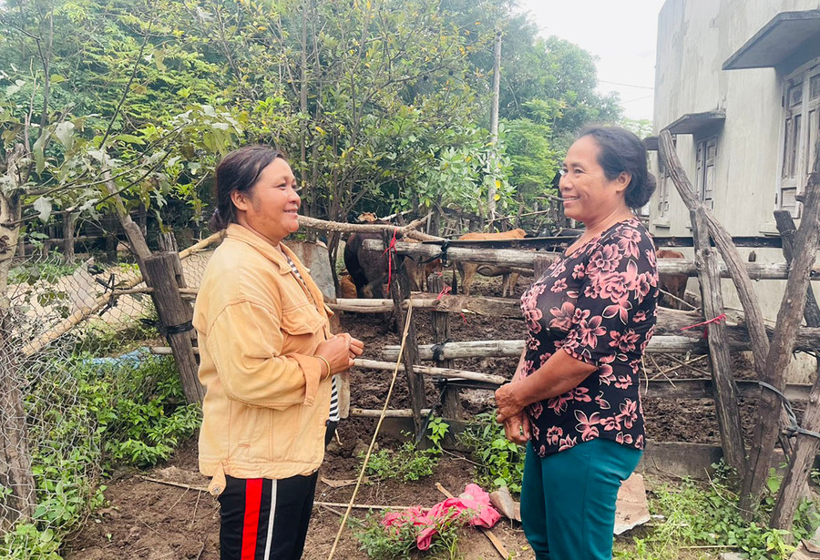 Bà Nay H'Duin (bìa trái)-Phó Trưởng thôn Phu Ma Nher 2 tuyên truyền, vận động người dân thay đổi nếp nghĩ, cách làm để vươn lên thoát nghèo. Ảnh: V.C Bà Nay H'Duin (bìa trái)-Phó Trưởng thôn Phu Ma Nher 2 tuyên truyền, vận động người dân thay đổi nếp nghĩ, cách làm để vươn lên thoát nghèo. Ảnh: V.C