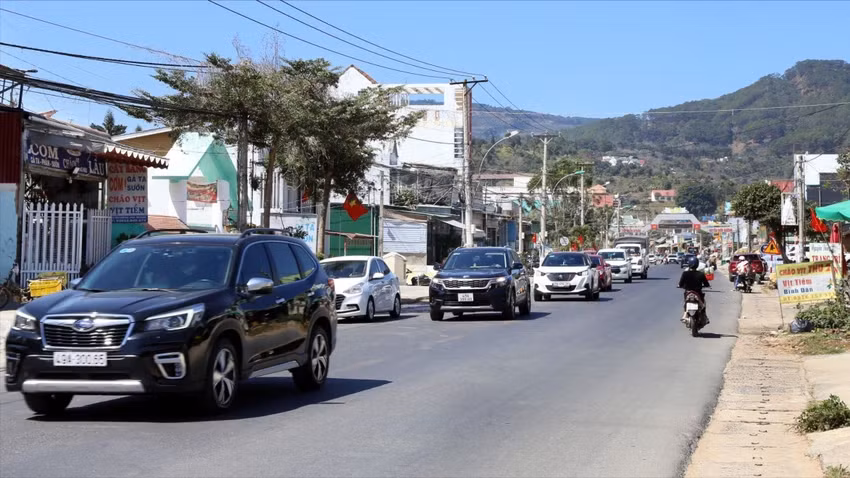 Quốc lộ 27 hướng từ tỉnh Ninh Thuận lên TP Đà Lạt qua địa phận huyện Đơn Dương các xe di chuyển trật tự, đúng tốc độ. Ảnh: VT