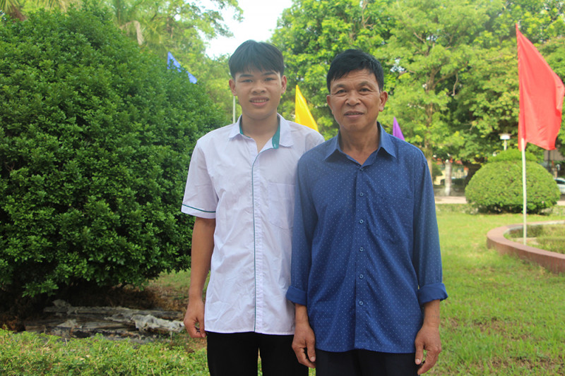 Em Lo Đức Việt và bố. Em Lo Đức Việt và bố.