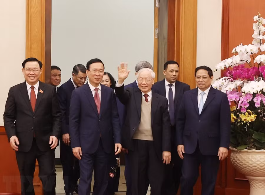 Tổng Bí thư Nguyễn Phú Trọng cùng các lãnh đạo và nguyên lãnh đạo Đảng, Nhà nước dự chúc Tết. (Ảnh: Trí Dũng/TTXVN)