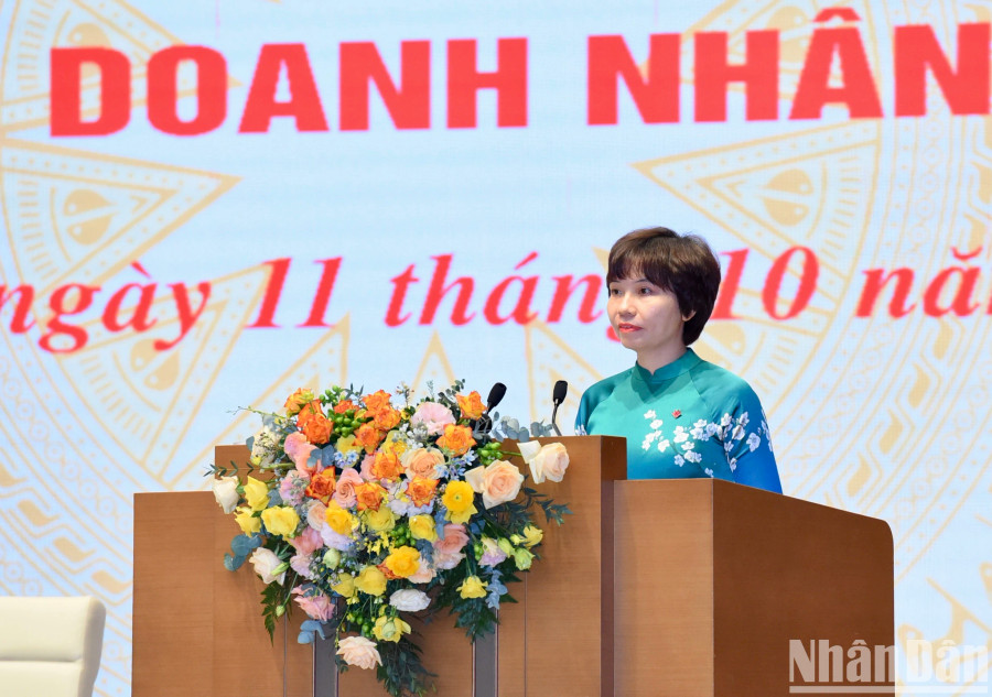 Phó Tổng Giám đốc Ngân hàng VPBank Phạm Thị Nhung phát biểu ý kiến tại hội nghị.