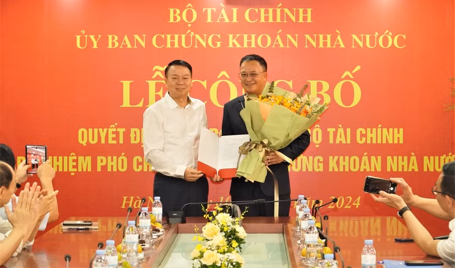 Thứ trưởng Bộ Tài chính Nguyễn Đức Chi trao Quyết định bổ nhiệm ông Bùi Hoàng Hải giữ chức vụ Phó Chủ tịch Ủy ban Chứng khoán Nhà nước. (Ảnh: TT&amp;QHCC)