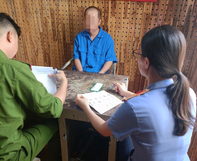 Lực lượng chức năng lấy lời khai đối với nghi phạm bán thuốc lá có chứa chất ma túy. Ảnh: CÔNG AN ĐẮK NÔNG Lực lượng chức năng lấy lời khai đối với nghi phạm bán thuốc lá có chứa chất ma túy. Ảnh: CÔNG AN ĐẮK NÔNG