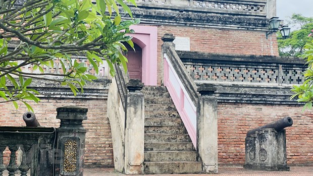 Mặt phía Nam của Cột cờ đặt hai khẩu súng thần công. (Ảnh: Bích Hằng/Vietnam+)