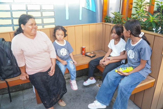 Bà Ka In cười tươi nói: &quot;Tôi có 3 cháu ngoại, chắc chắn tôi sẽ cho các cháu học hành đến nơi đến chốn&quot;