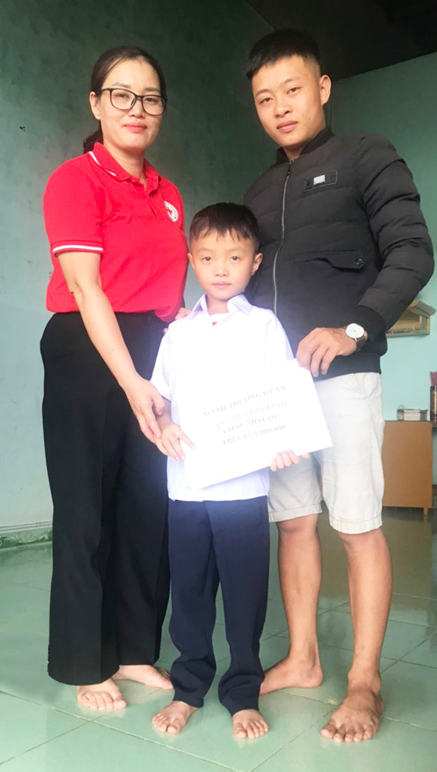 Chị Trần Thị Xuyến đến thăm, tặng quà cho gia đình em Phan Nhật Huy (thôn 5, phường Yên Thế, TP. Pleiku). Ảnh: N.H