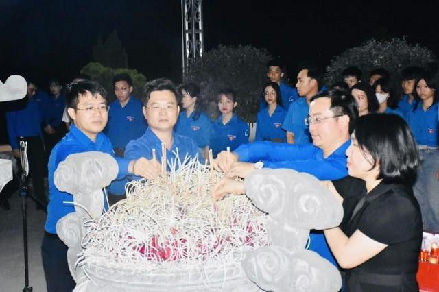 Ban Thường vụ Tỉnh đoàn và các đoàn viên, thanh niên thắp hương tại khu mộ Tổng Bí thư Trần Phú. Ảnh: Tân Kỳ Ban Thường vụ Tỉnh đoàn và các đoàn viên, thanh niên thắp hương tại khu mộ Tổng Bí thư Trần Phú. Ảnh: Tân Kỳ