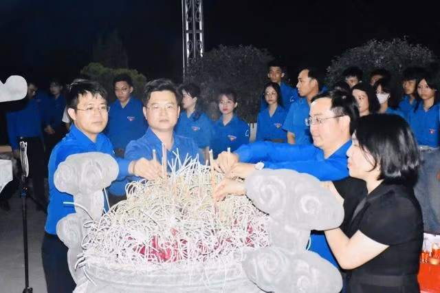 Ban Thường vụ Tỉnh đoàn và các đoàn viên, thanh niên thắp hương tại khu mộ Tổng Bí thư Trần Phú. Ảnh: Tân Kỳ