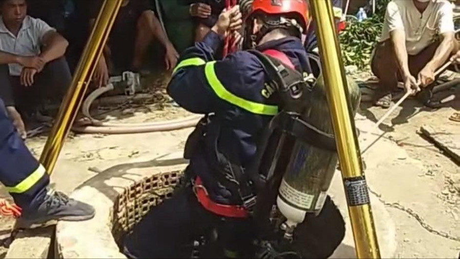 Lực lượng chức năng xuống giếng để trục vớt các nạn nhân Lực lượng chức năng xuống giếng để trục vớt các nạn nhân
