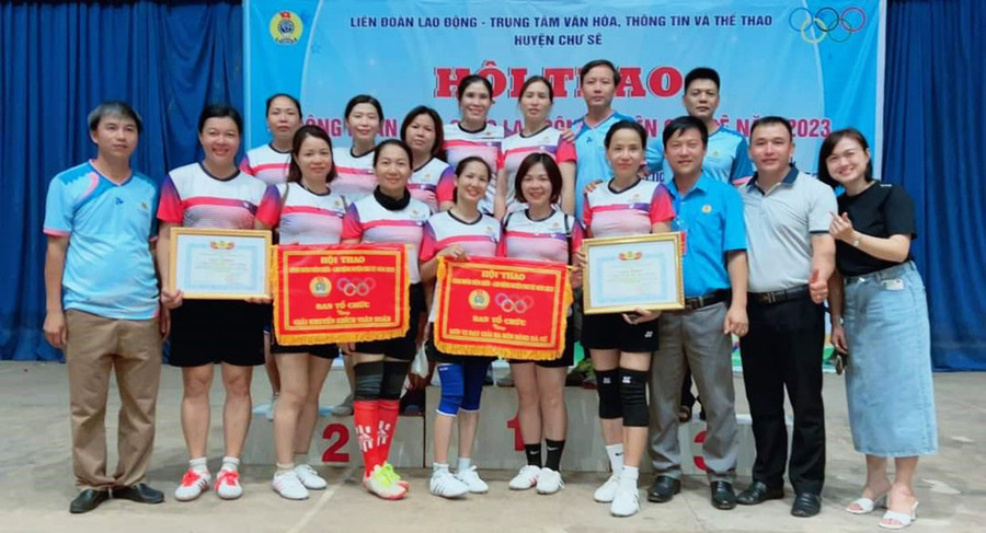 Công đoàn Trường THCS Chu Văn An đã tạo điều kiện để đội bóng đá nữ tham gia và giành giải 3 tại Hội thao Công nhân viên chức và người lao động huyện Chư Sê năm 2023. Ảnh: N.Q Công đoàn Trường THCS Chu Văn An đã tạo điều kiện để đội bóng đá nữ tham gia và giành giải 3 tại Hội thao Công nhân viên chức và người lao động huyện Chư Sê năm 2023. Ảnh: N.Q