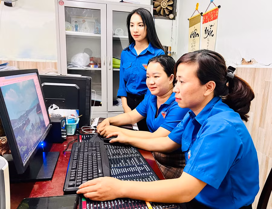 Cán bộ, đoàn viên, thanh niên tham gia bình chọn tác phẩm dự thi cuộc thi ảnh "Pleiku xưa và nay". Ảnh: Phan Lài