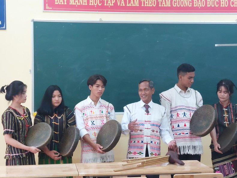 Tiết học đặc biệt-nghệ nhân K’Trời đến lớp trao truyền văn hóa cho các cháu học sinh.