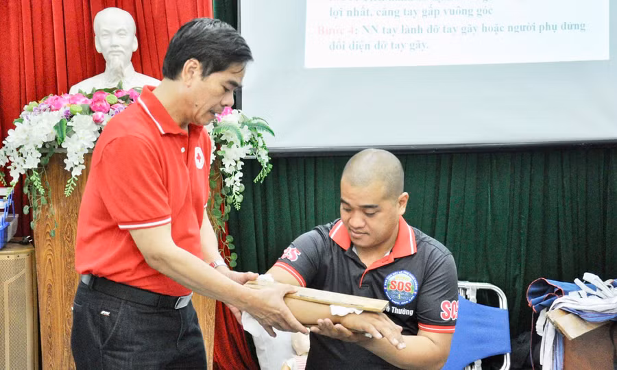 Anh Nguyễn Phúc Cường (bìa phải)-thành viên Câu lạc bộ Hỗ trợ giao thông SOS Gia Lai tham gia lớp tập huấn kỹ năng sơ cấp cứu ban đầu do Hội Chữ thập đỏ tỉnh tổ chức. Ảnh: N.N